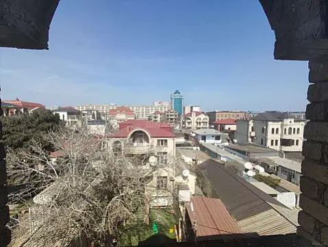 Satılır 11 otaqlı həyət evi 820 m²