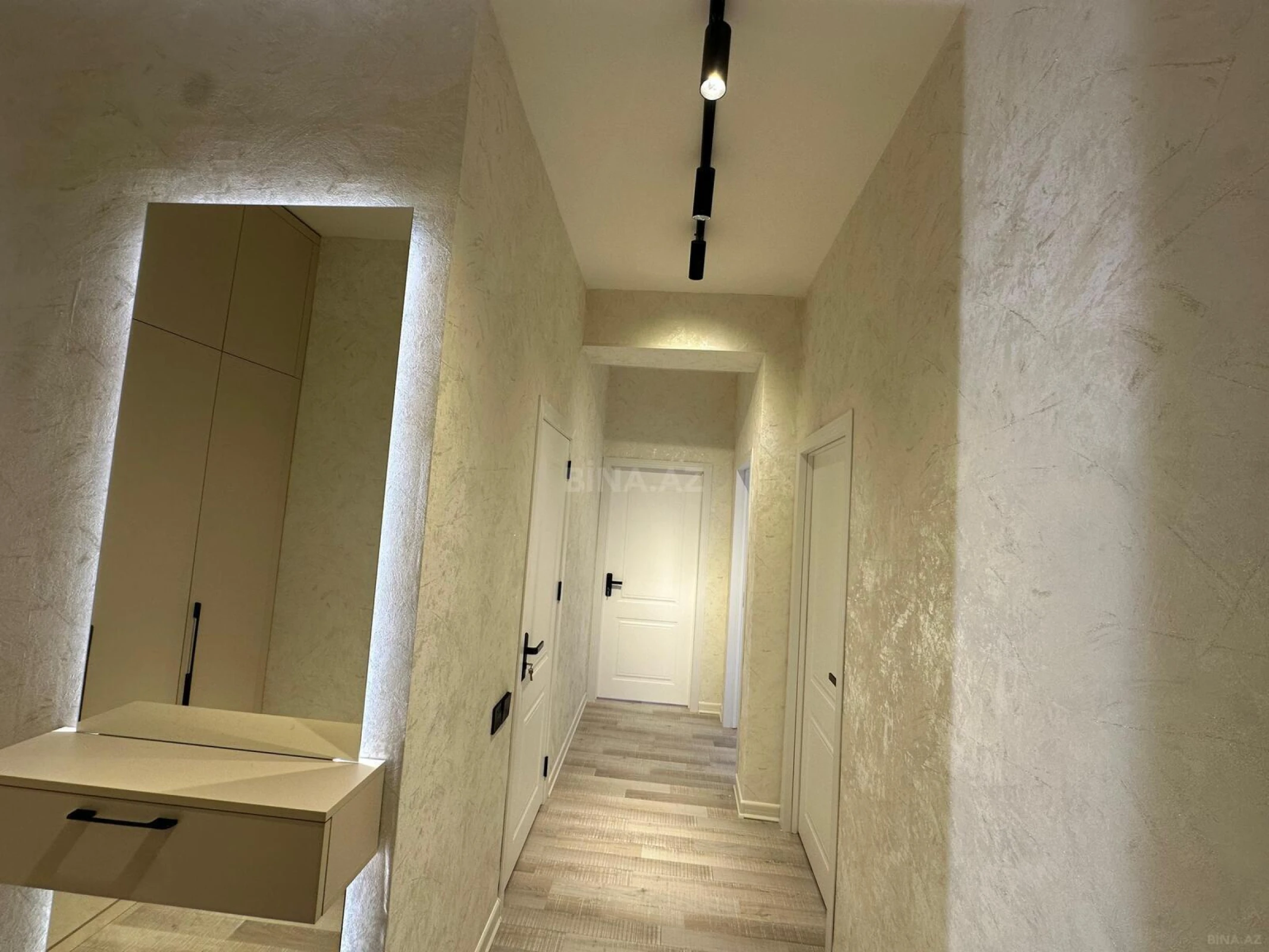 Satılır 2 otaqlı mənzil 71 m²