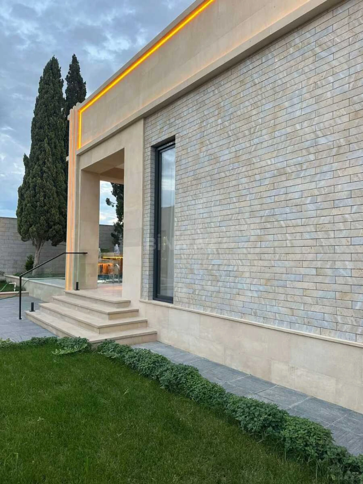 Satılır 4 otaqlı həyət evi 180 m²