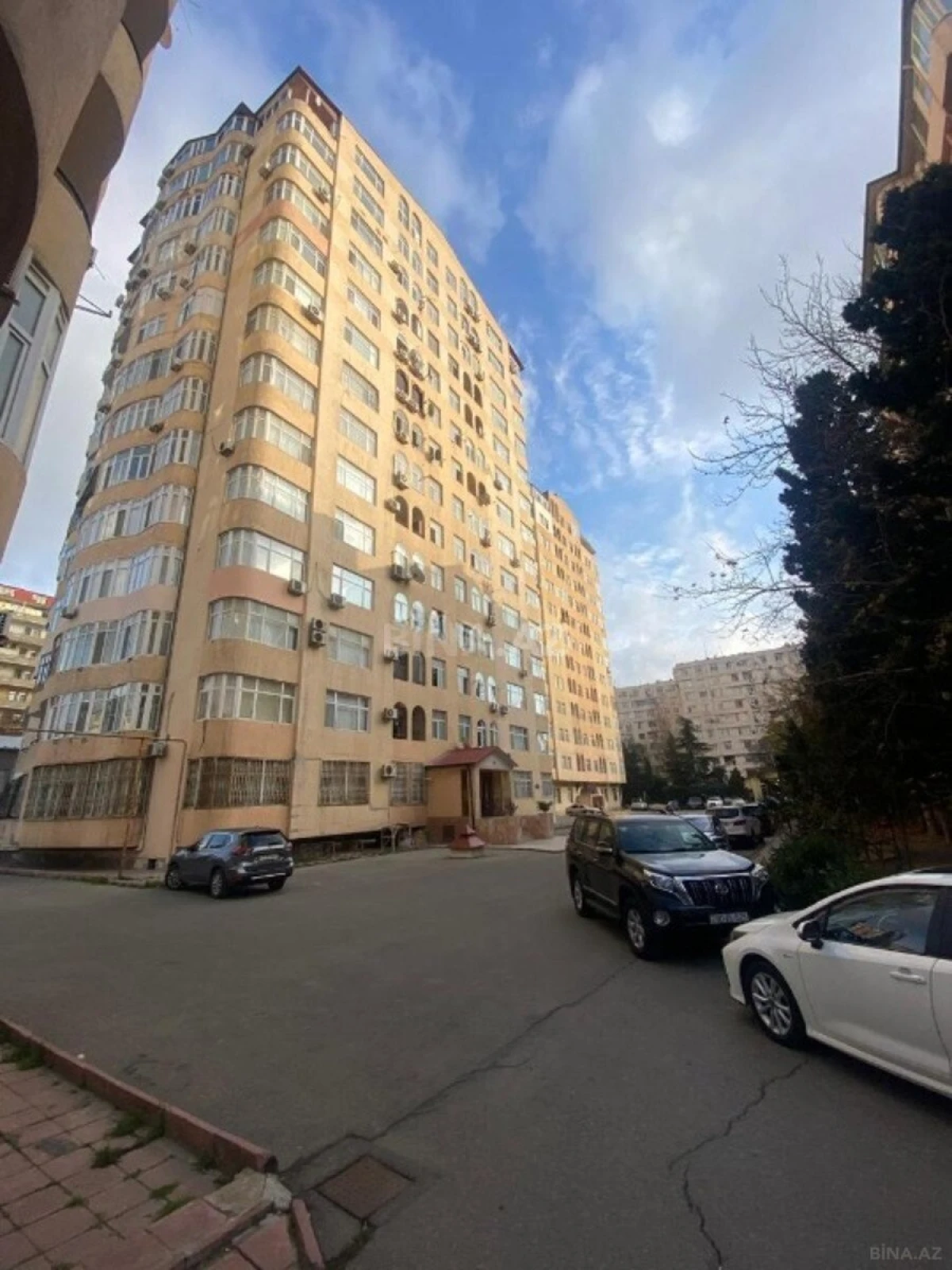 Satılır 3 otaqlı mənzil 140 m²