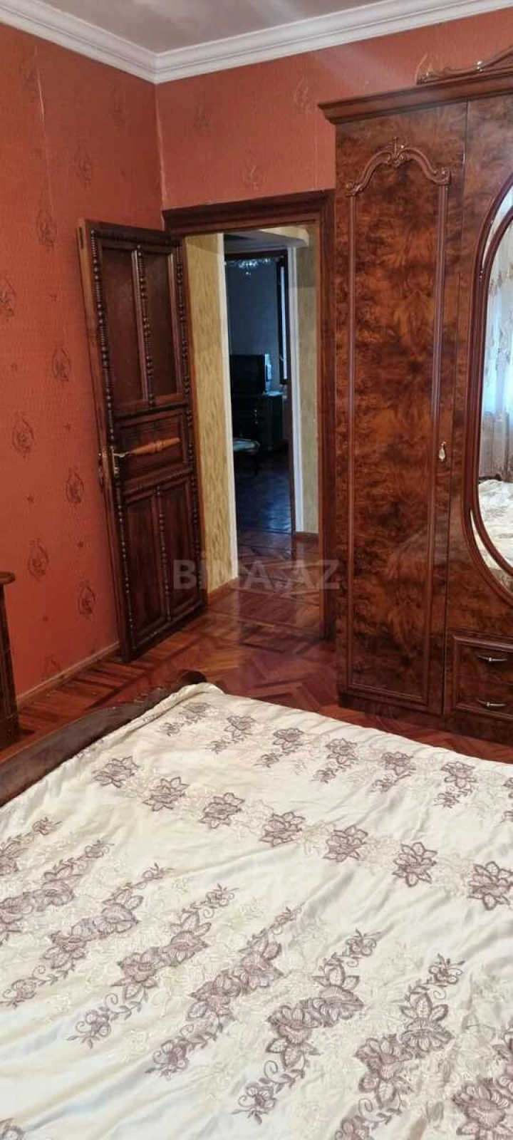 Satılır 5 otaqlı mənzil 130 m²