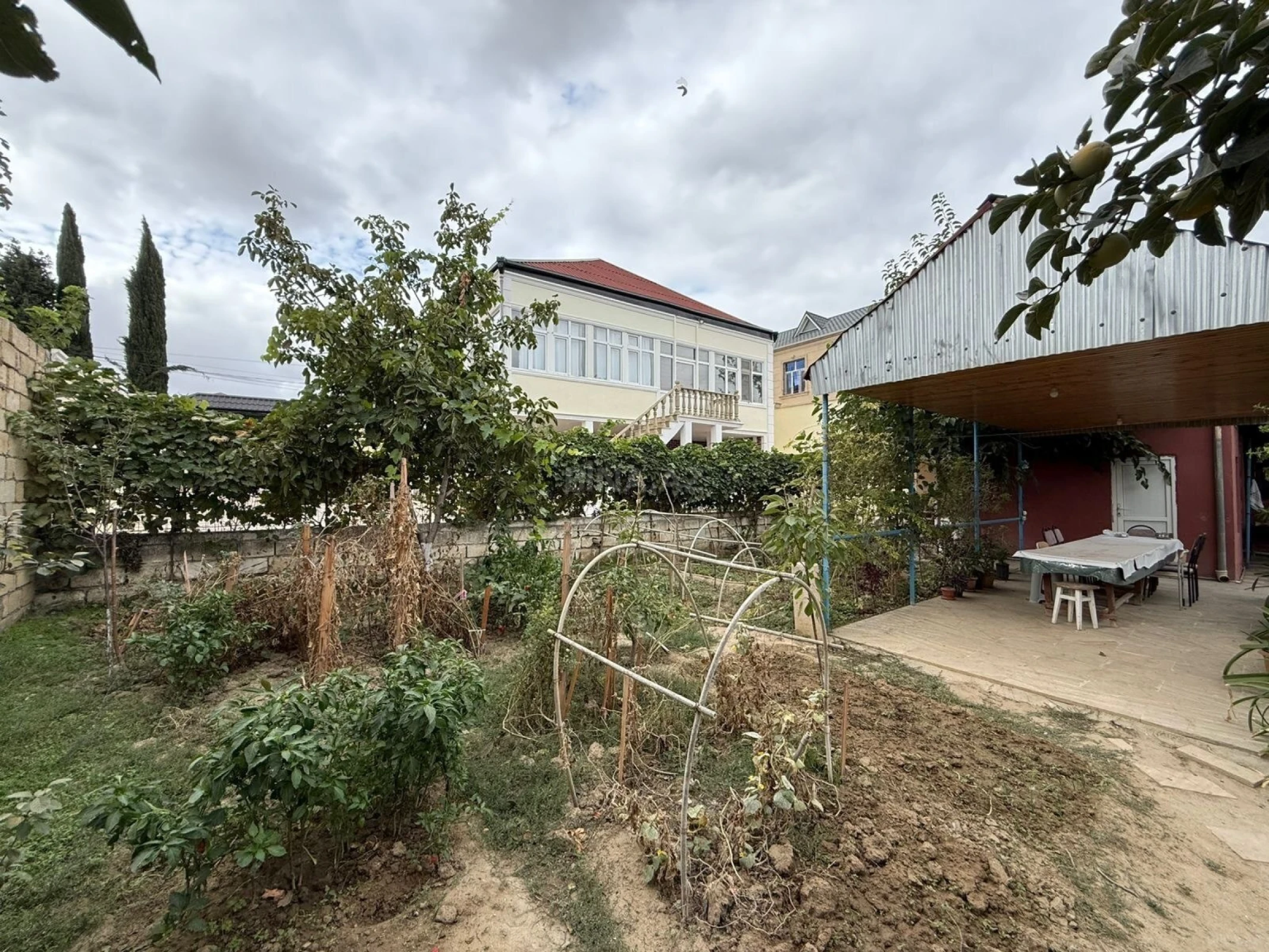 Satılır 7 otaqlı həyət evi 250 m²