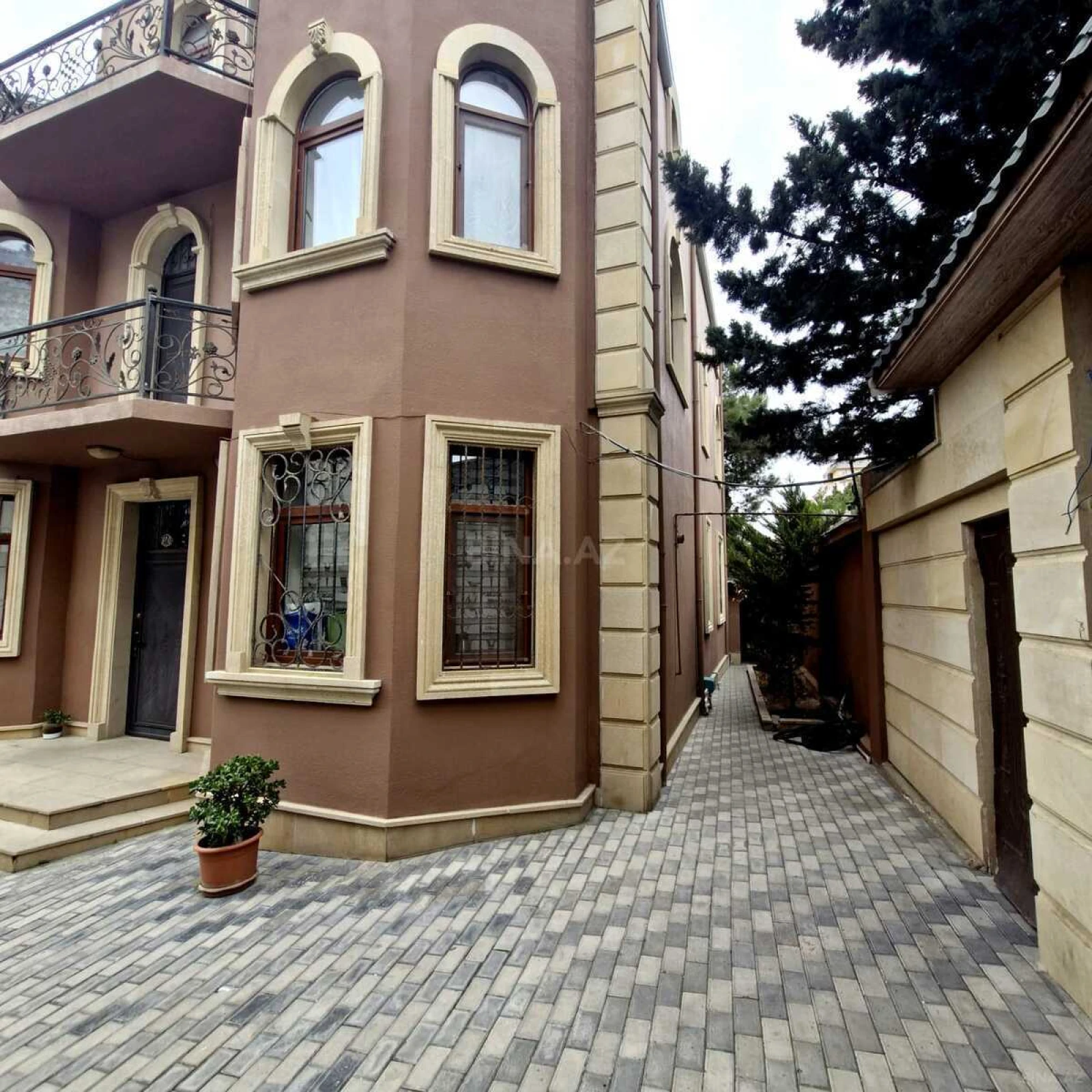 Satılır 8 otaqlı həyət evi 370 m²