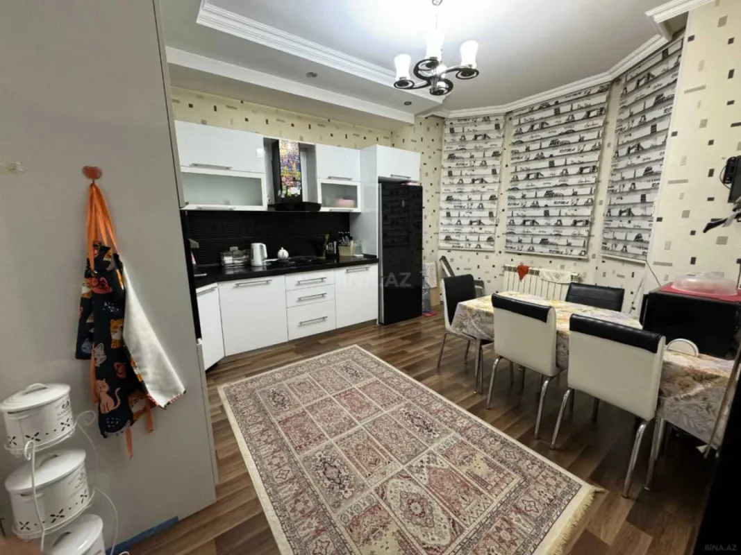 Satılır 8 otaqlı həyət evi 370 m²