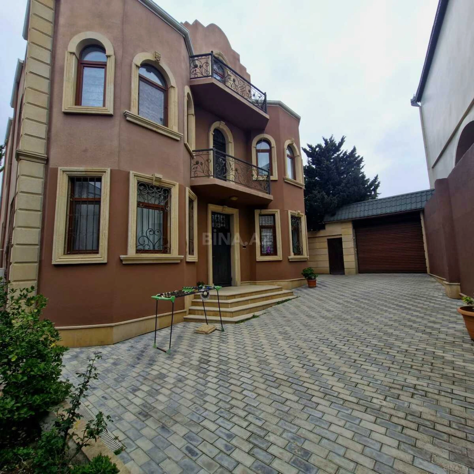 Satılır 8 otaqlı həyət evi 370 m²