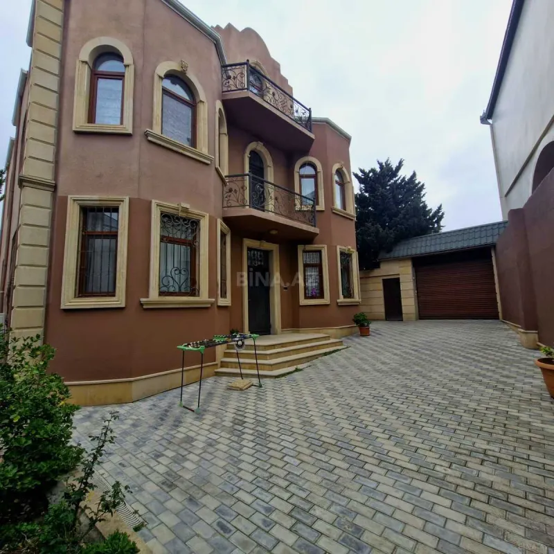 Satılır 8 otaqlı həyət evi 370 m²