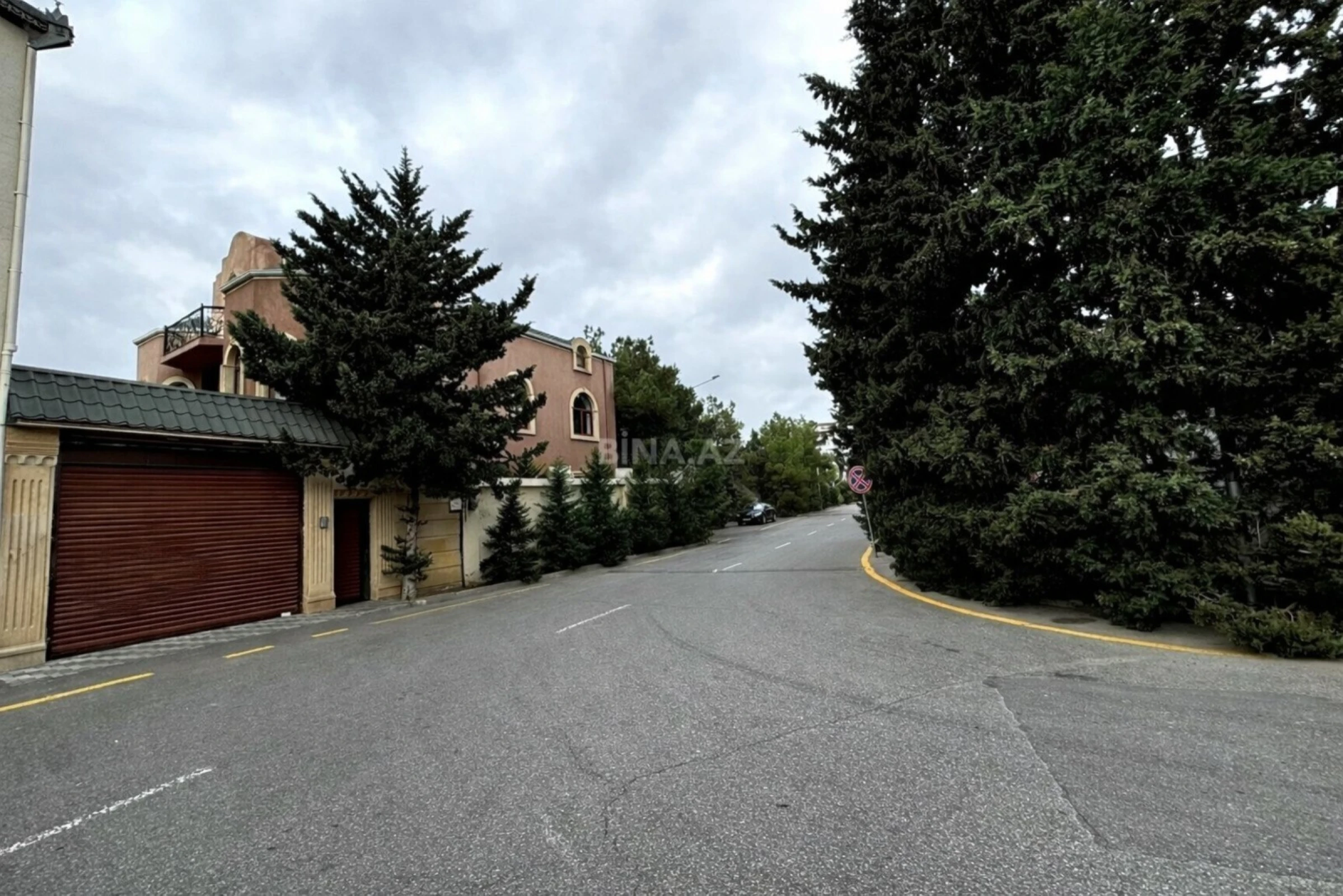 Satılır 8 otaqlı həyət evi 370 m²