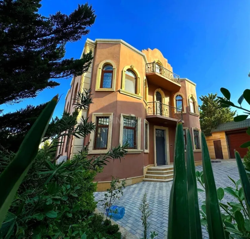 Satılır 8 otaqlı həyət evi 370 m²