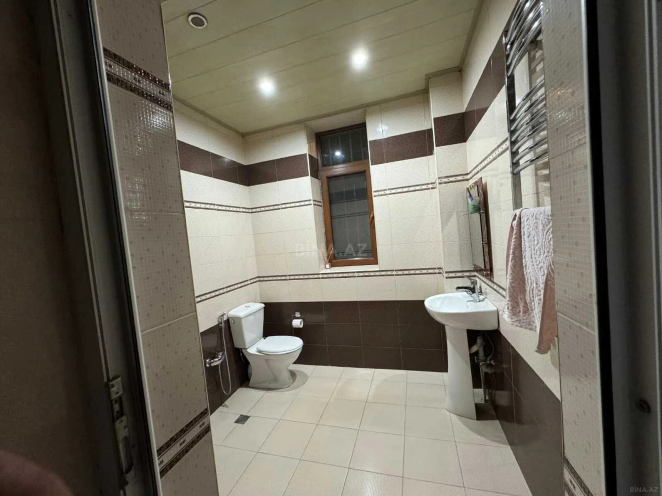 Satılır 8 otaqlı həyət evi 370 m²