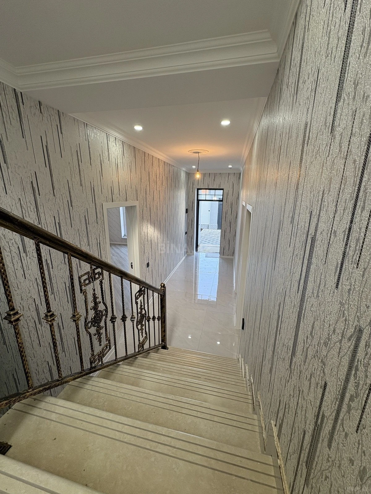 Satılır 5 otaqlı həyət evi 210 m²