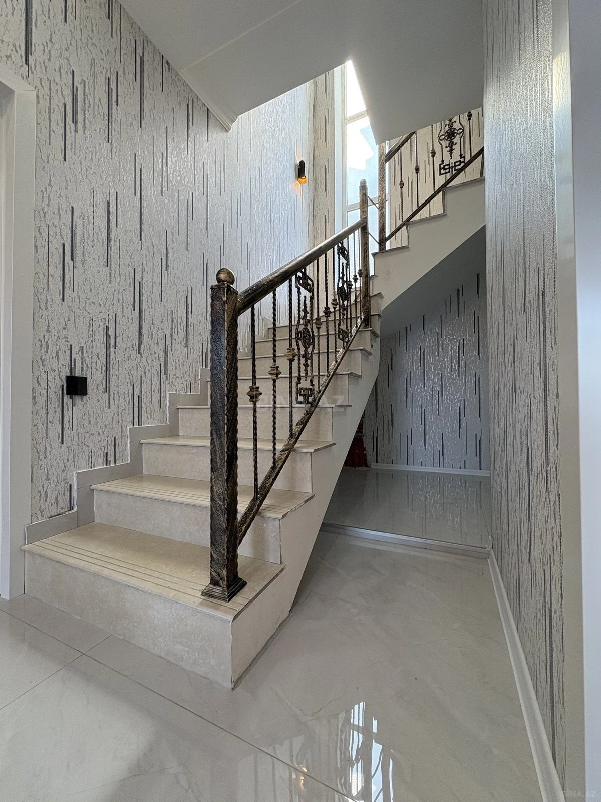 Satılır 5 otaqlı həyət evi 210 m²