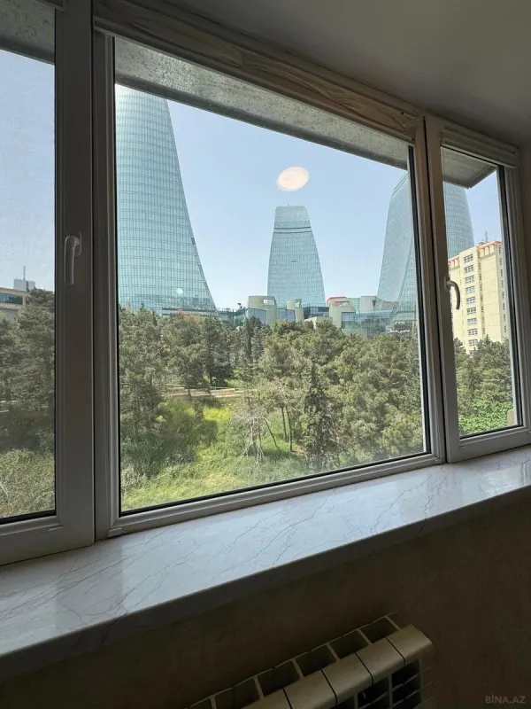 Satılır 4 otaqlı mənzil 120 m²