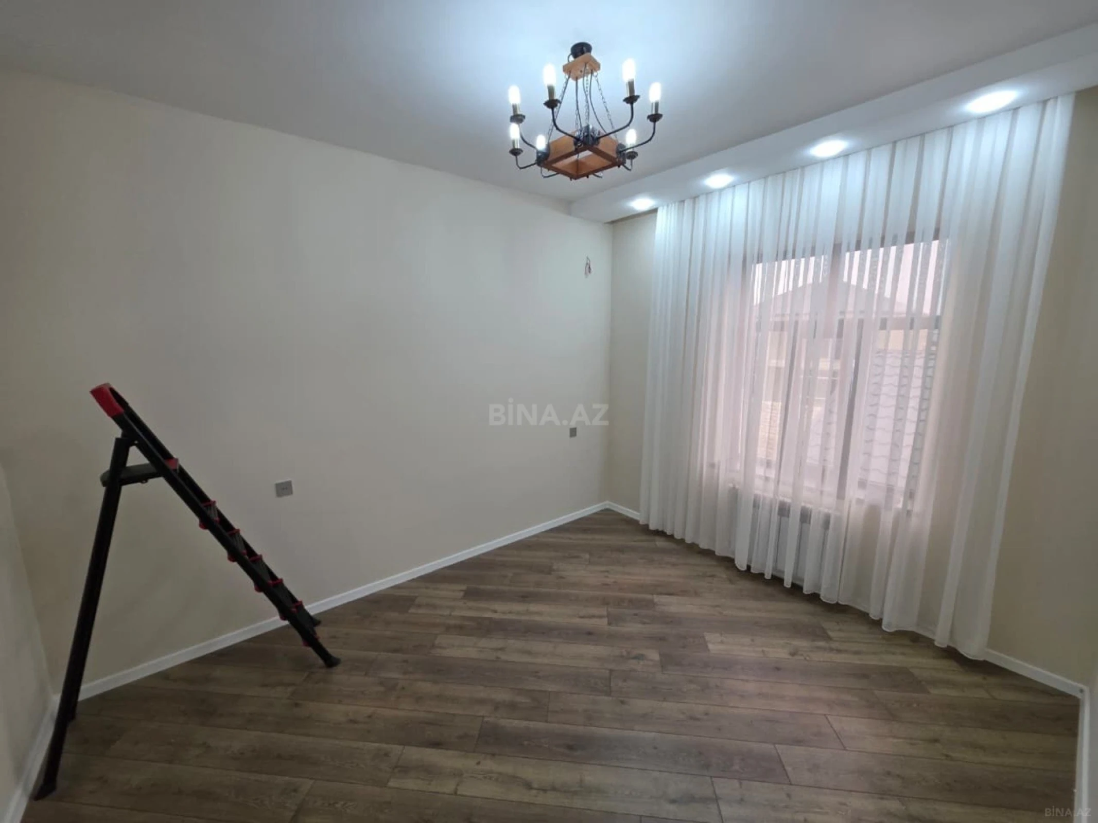 Satılır 5 otaqlı həyət evi 210 m²