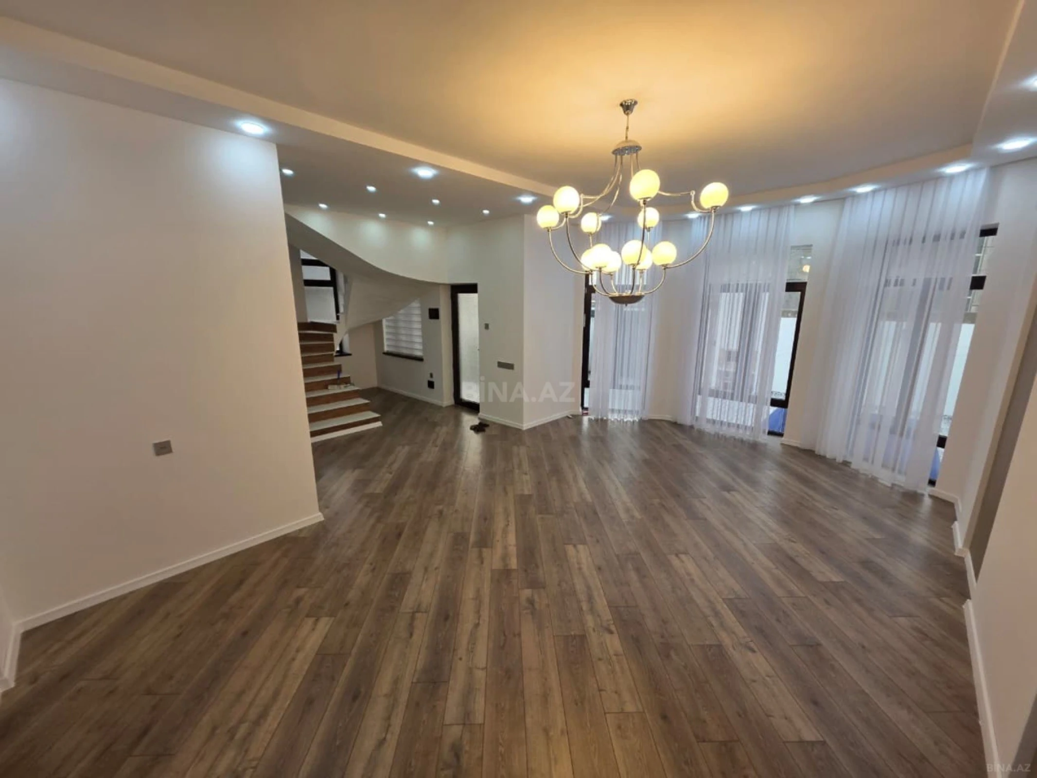 Satılır 5 otaqlı həyət evi 210 m²