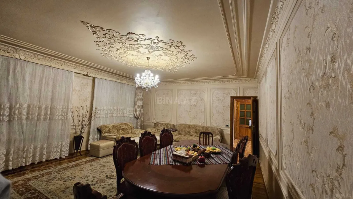 Satılır 5 otaqlı mənzil 130 m²