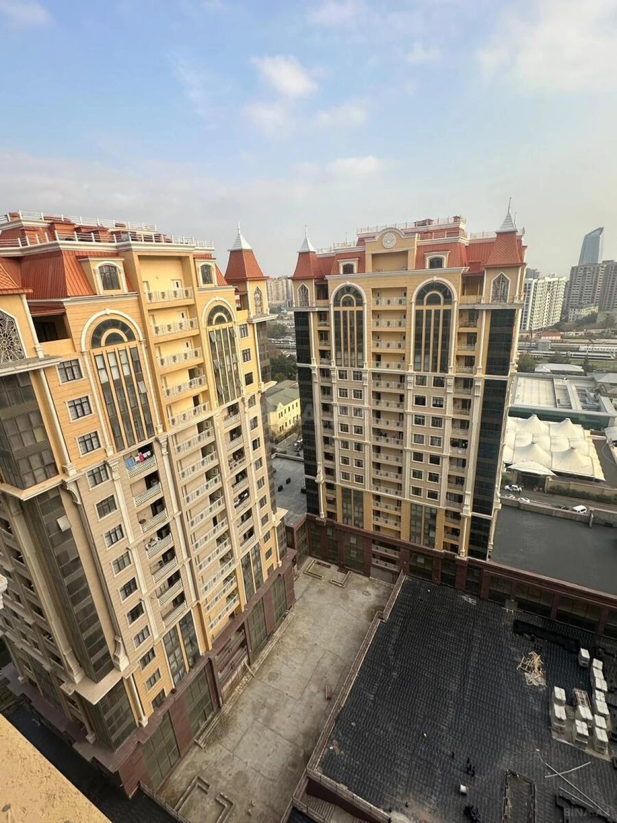 Satılır 3 otaqlı mənzil 121 m²