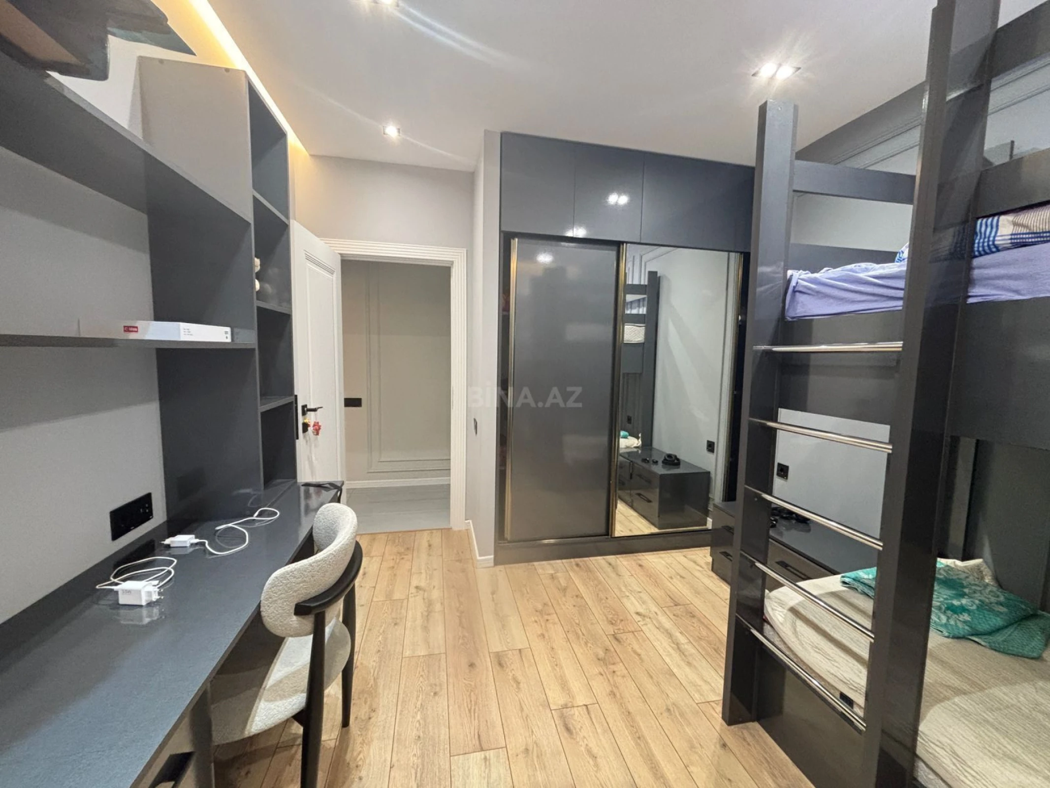 Satılır 5 otaqlı mənzil 130 m²