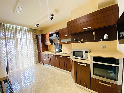 Satılır 3 otaqlı mənzil 122 m²