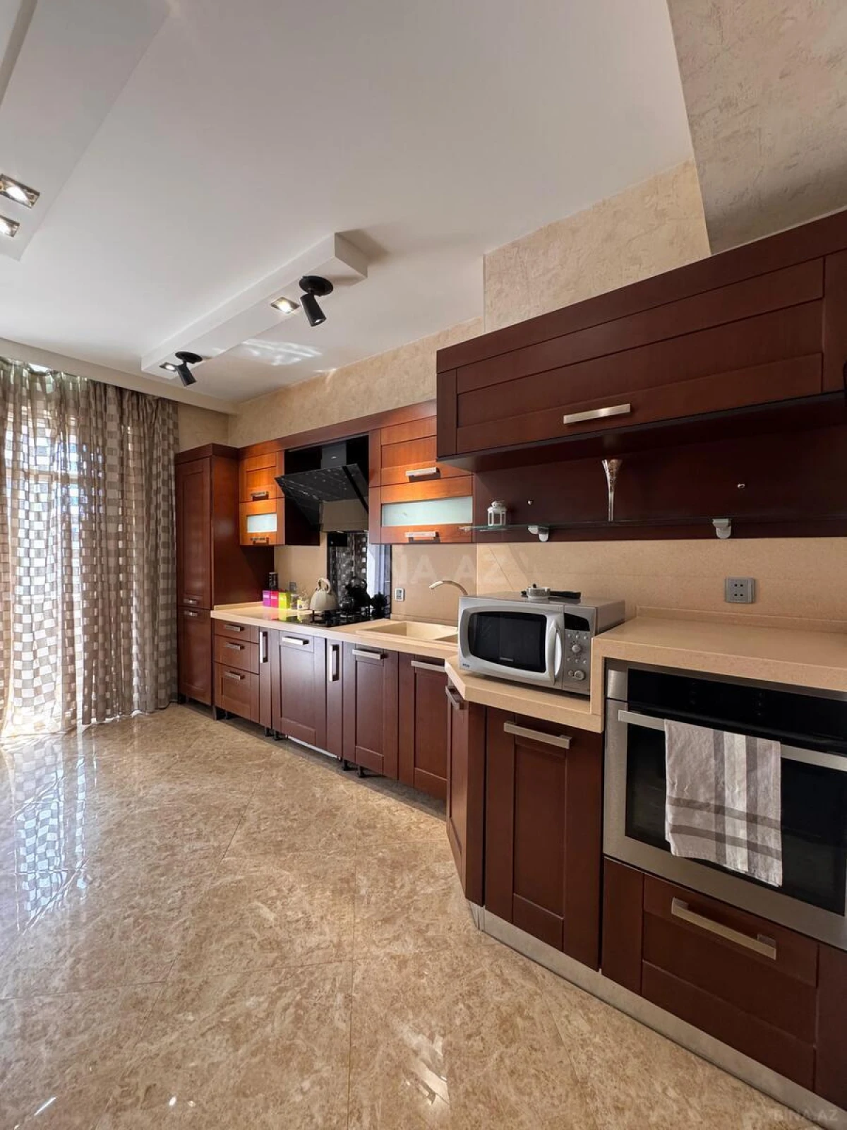 Satılır 3 otaqlı mənzil 122 m²