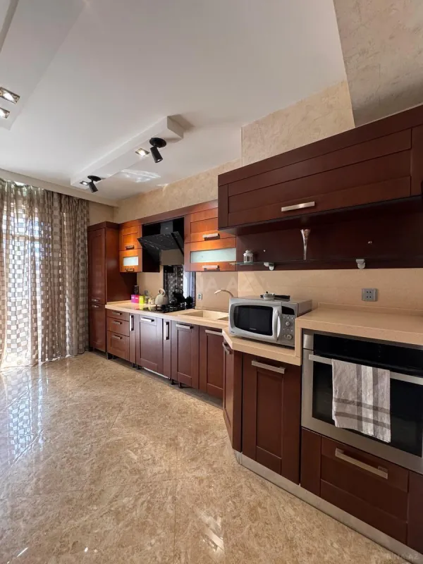 Satılır 3 otaqlı mənzil 122 m²
