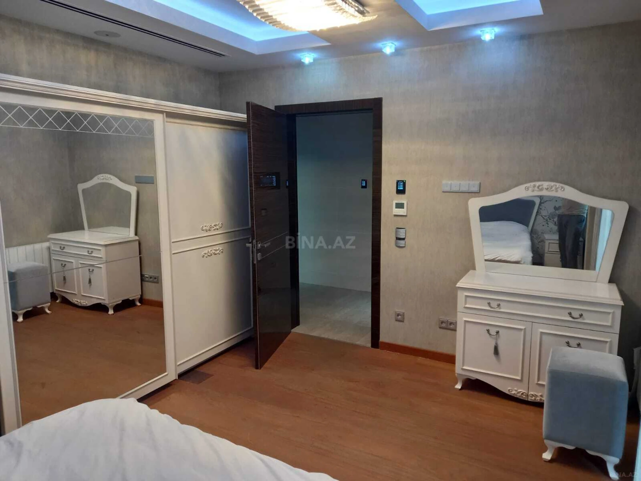 Kirayə verilir 3 otaqlı mənzil 143 m²