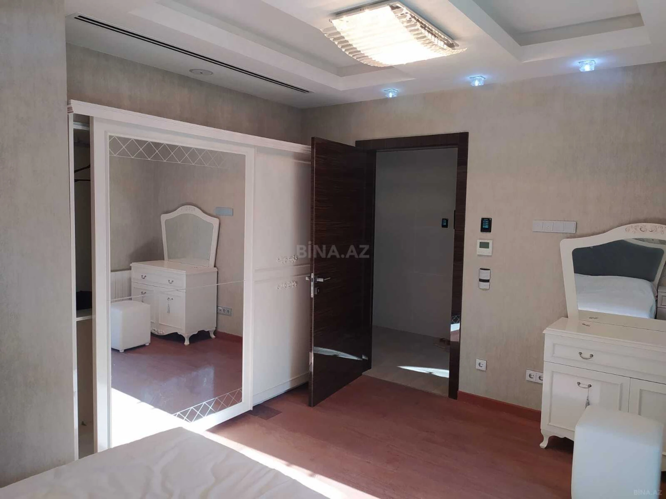 Kirayə verilir 3 otaqlı mənzil 143 m²