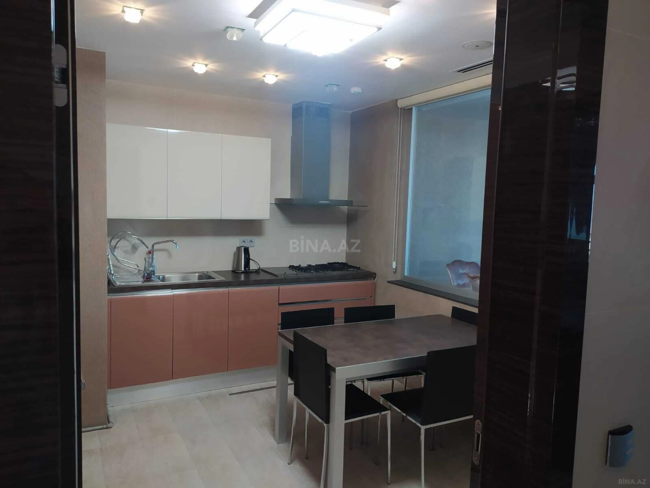 Kirayə verilir 3 otaqlı mənzil 143 m²
