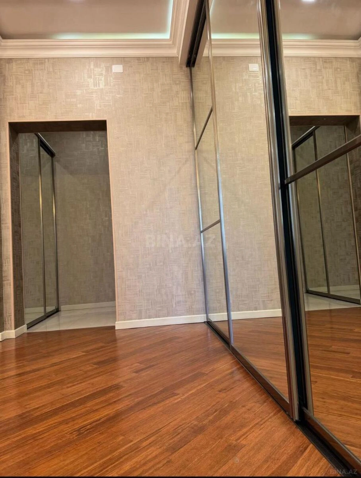 Kirayə verilir 4 otaqlı mənzil 180 m²