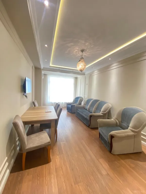 Kirayə verilir 2 otaqlı mənzil 90 m²