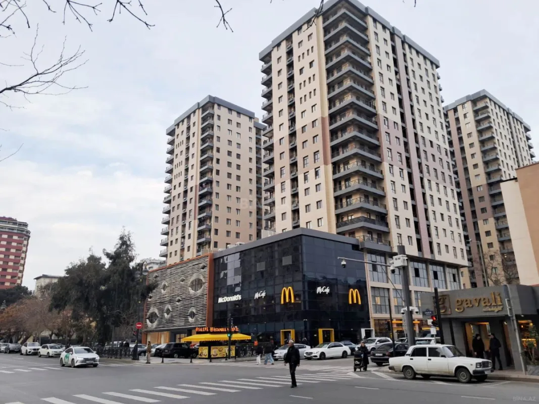 Satılır 4 otaqlı mənzil 192 m²