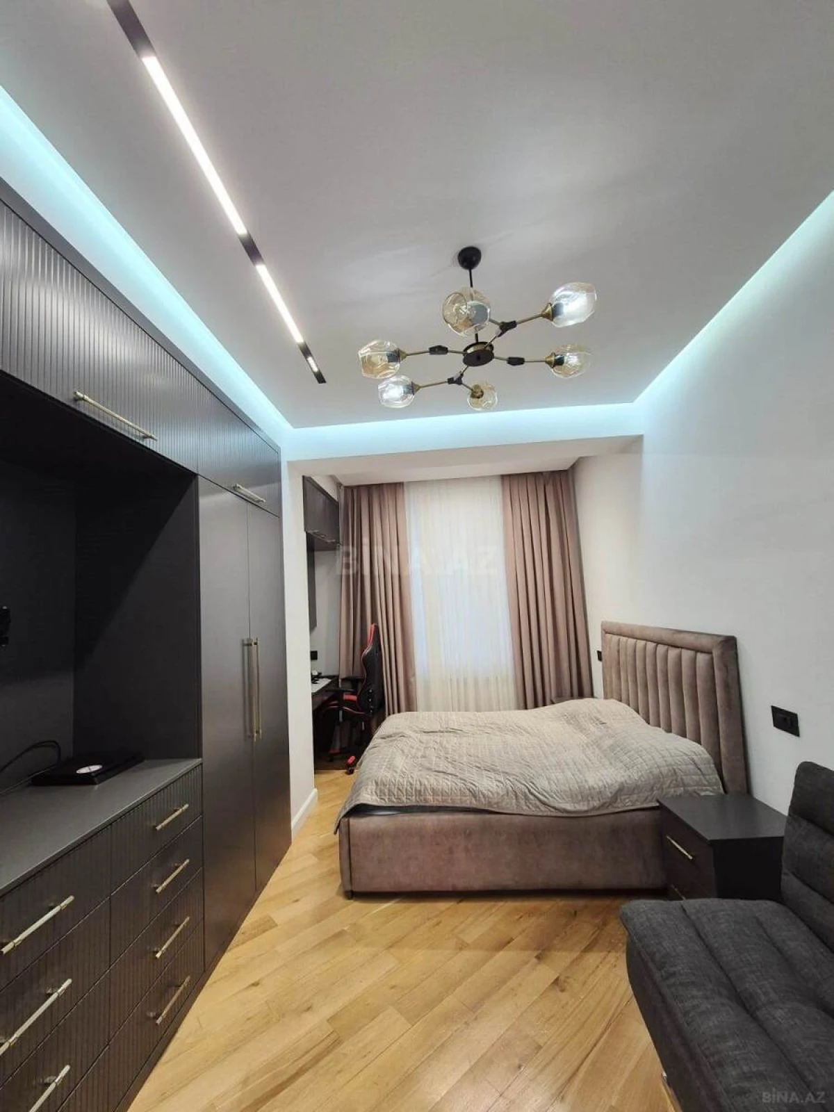 Satılır 4 otaqlı mənzil 192 m²