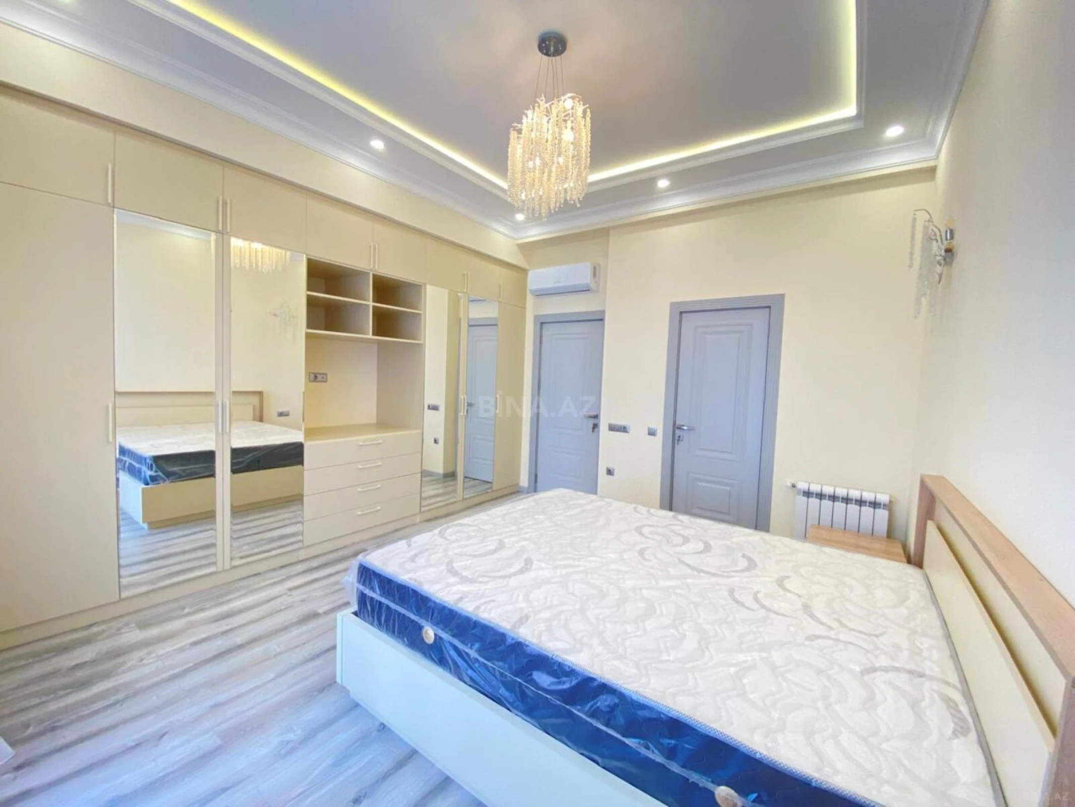 Satılır 4 otaqlı mənzil 130 m²