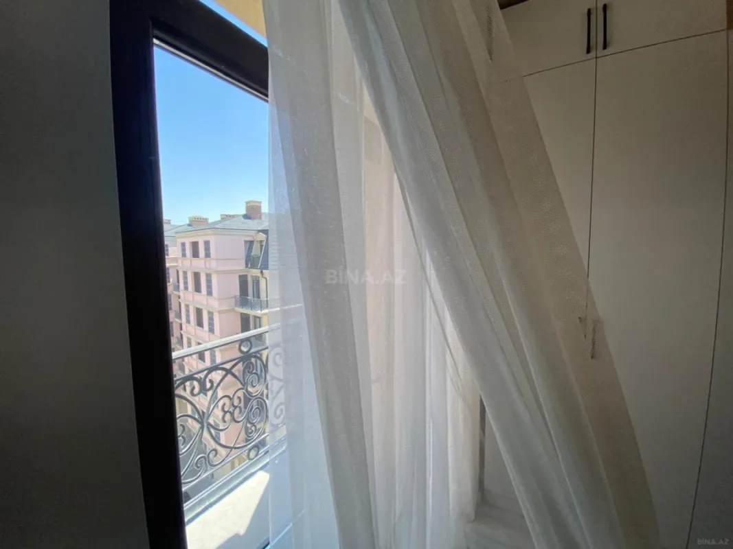 Satılır 4 otaqlı mənzil 130 m²