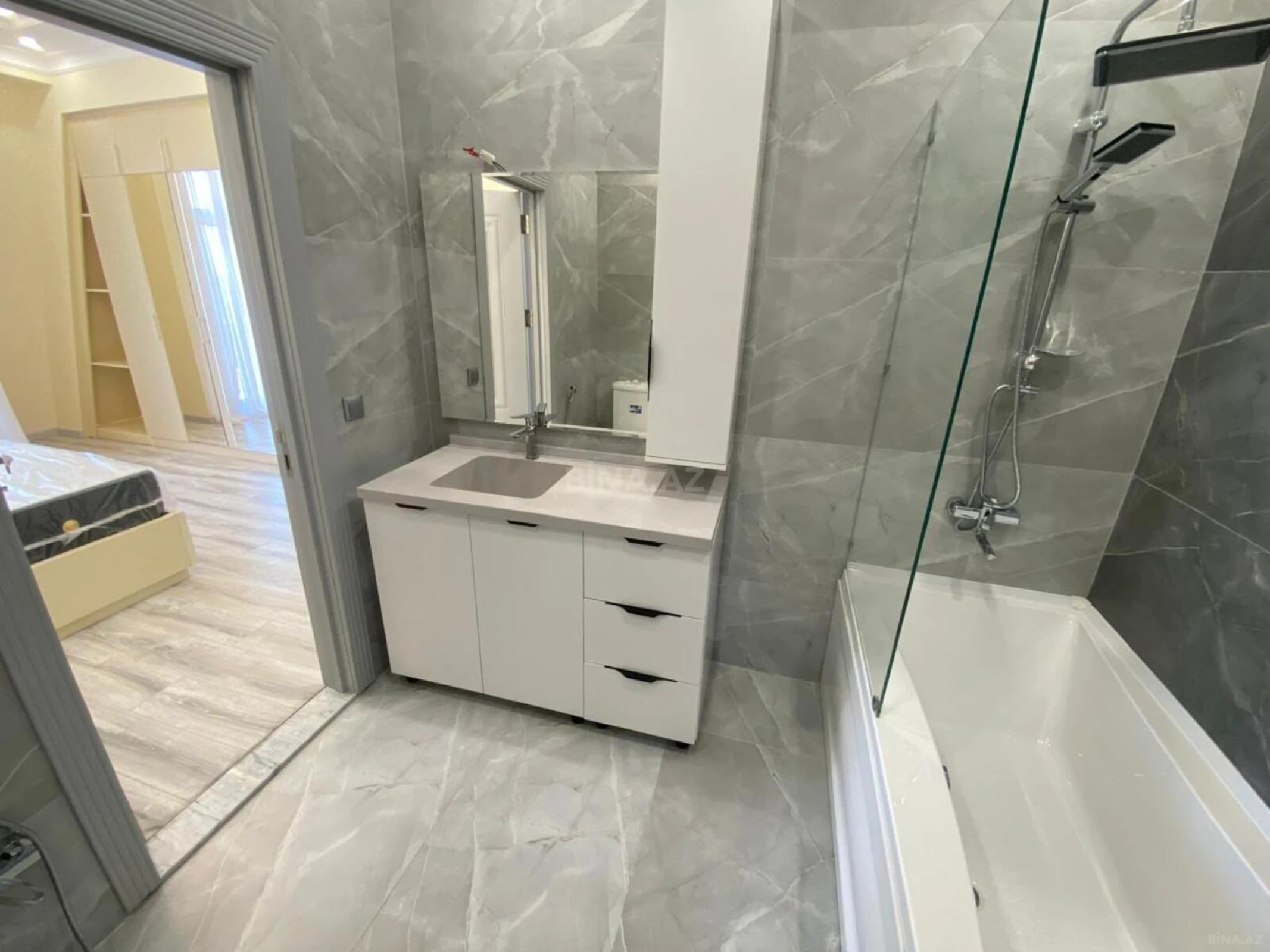 Satılır 4 otaqlı mənzil 130 m²