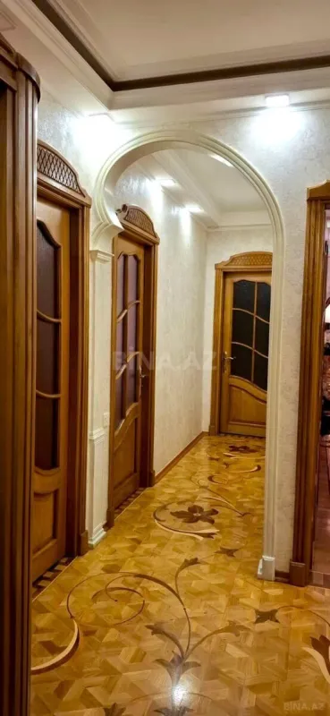 Satılır 5 otaqlı mənzil 140 m²