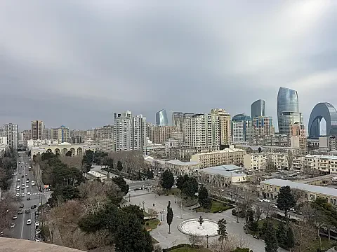 Satılır 4 otaqlı mənzil 180 m² — Bakı 4 otaq 180.00 m²