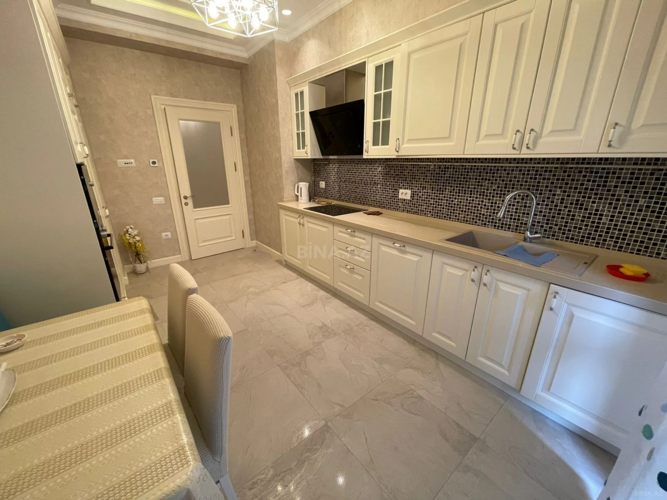 Kirayə verilir 4 otaqlı mənzil 200 m²