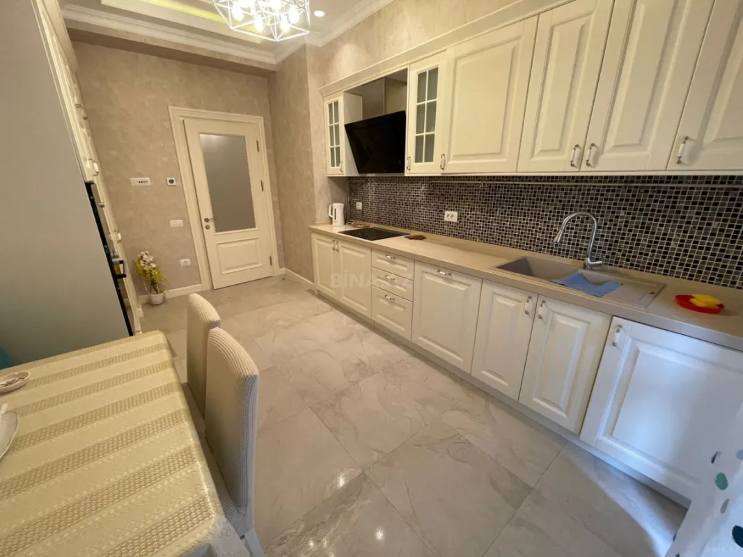 Kirayə verilir 4 otaqlı mənzil 200 m²