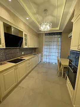 Kirayə verilir 4 otaqlı mənzil 200 m²