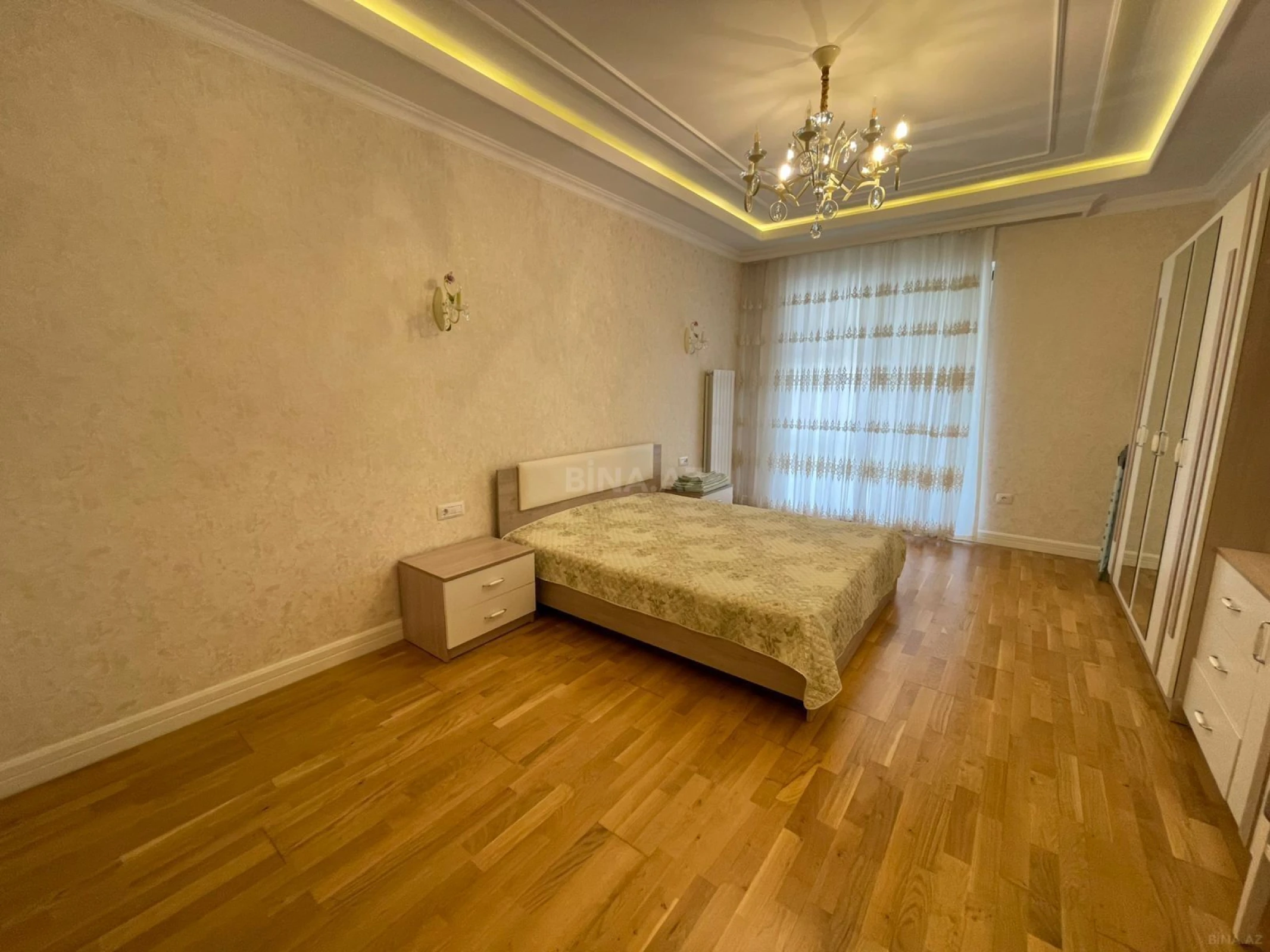 Kirayə verilir 4 otaqlı mənzil 200 m²
