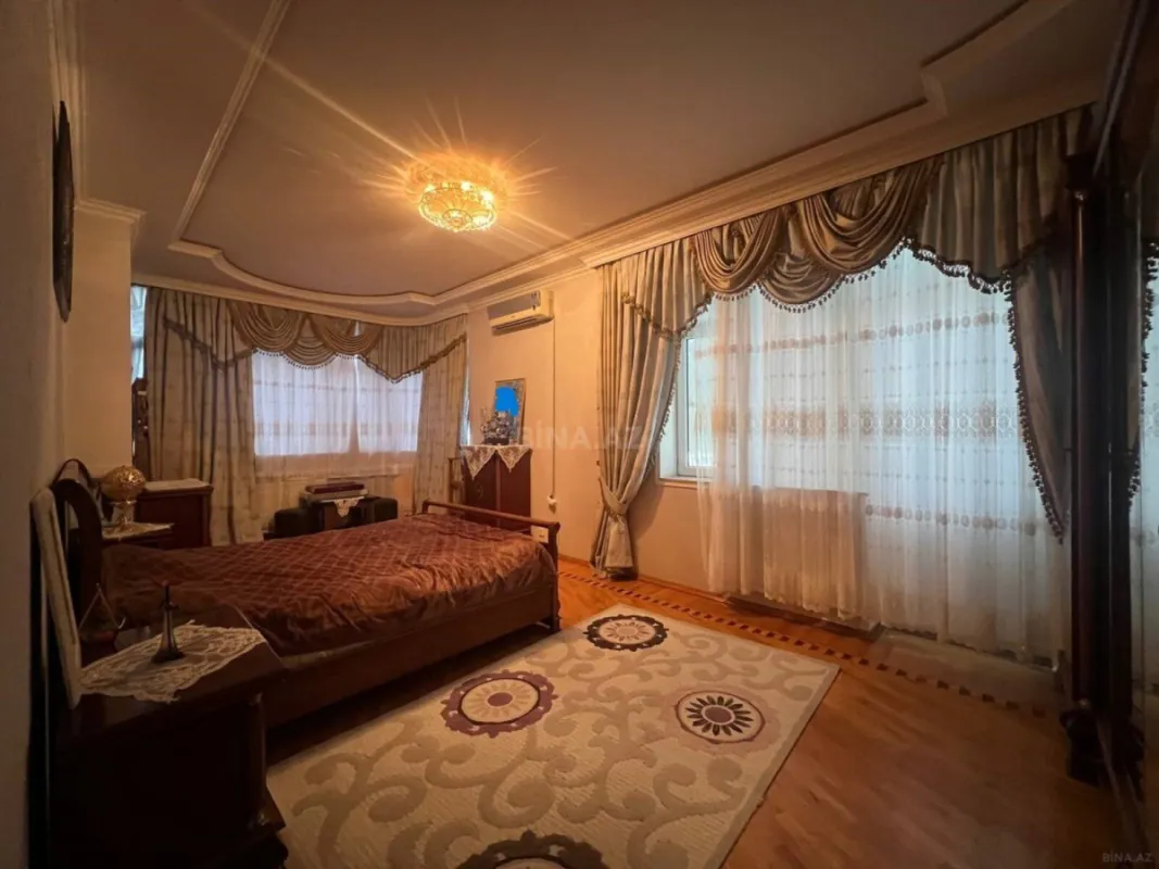 Satılır 3 otaqlı mənzil 135 m²