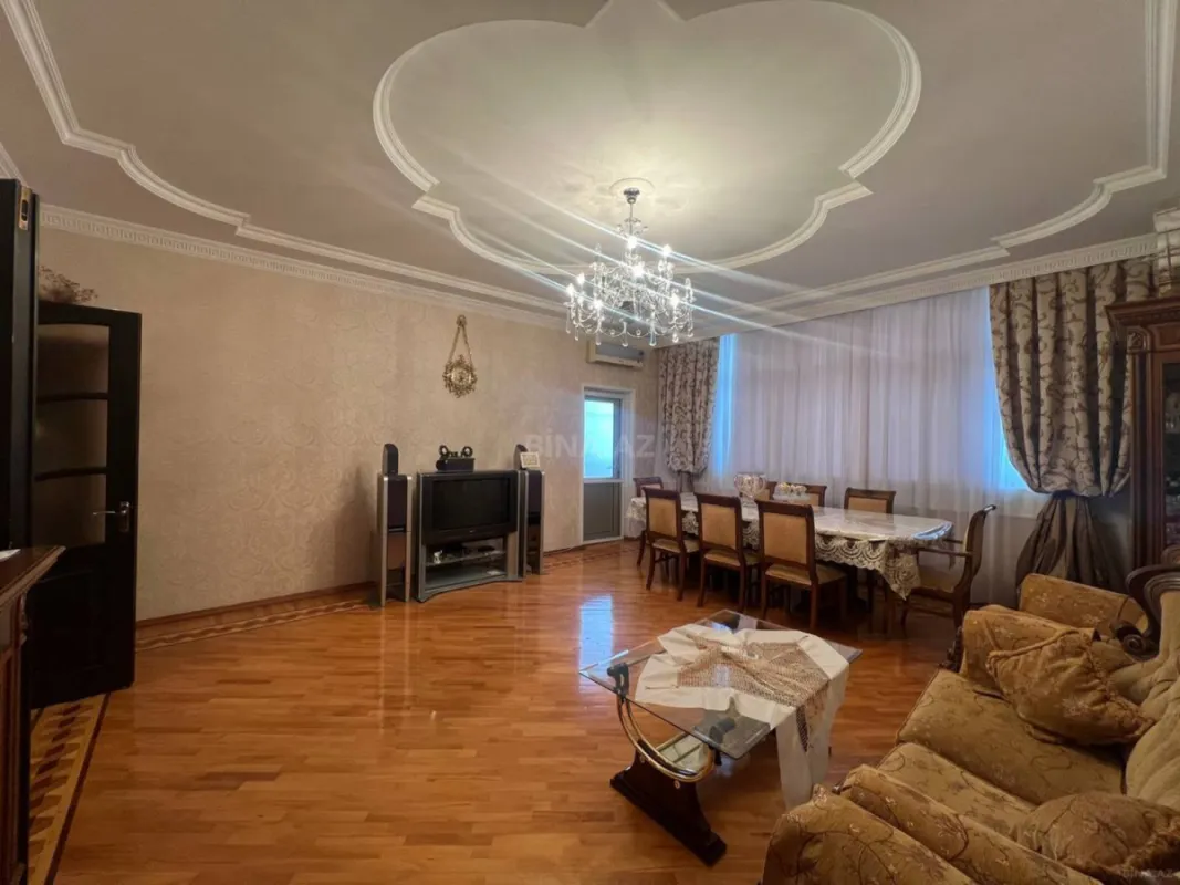 Satılır 3 otaqlı mənzil 135 m²