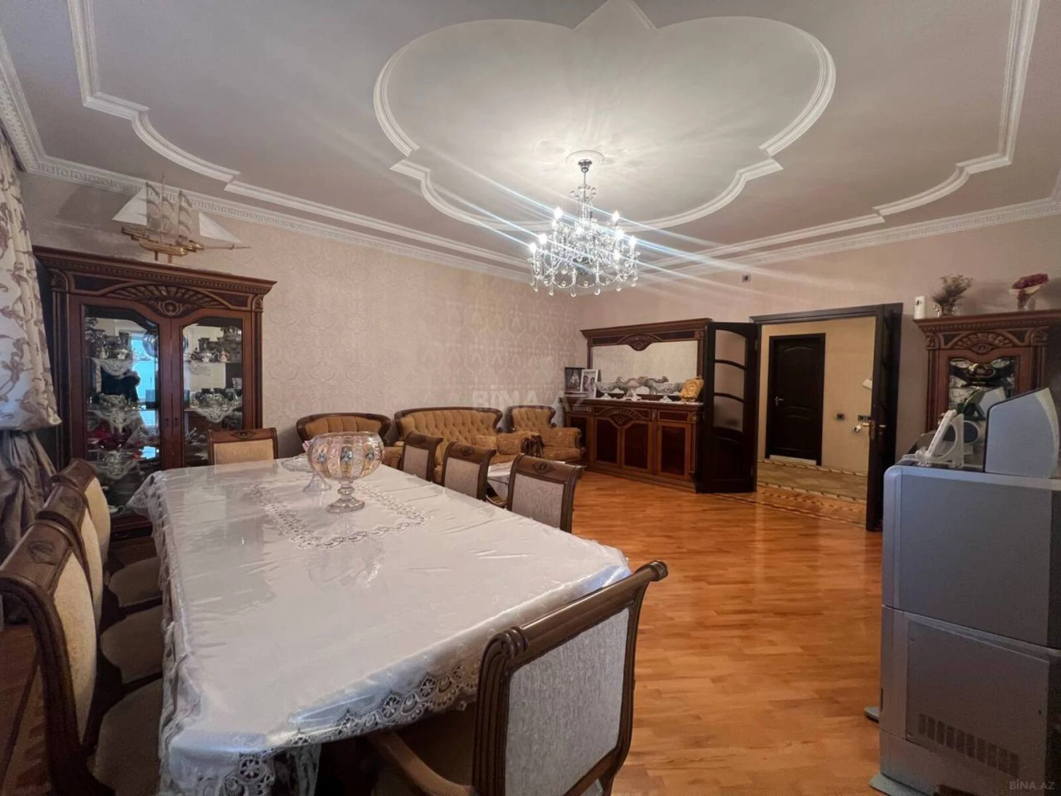 Satılır 3 otaqlı mənzil 135 m²