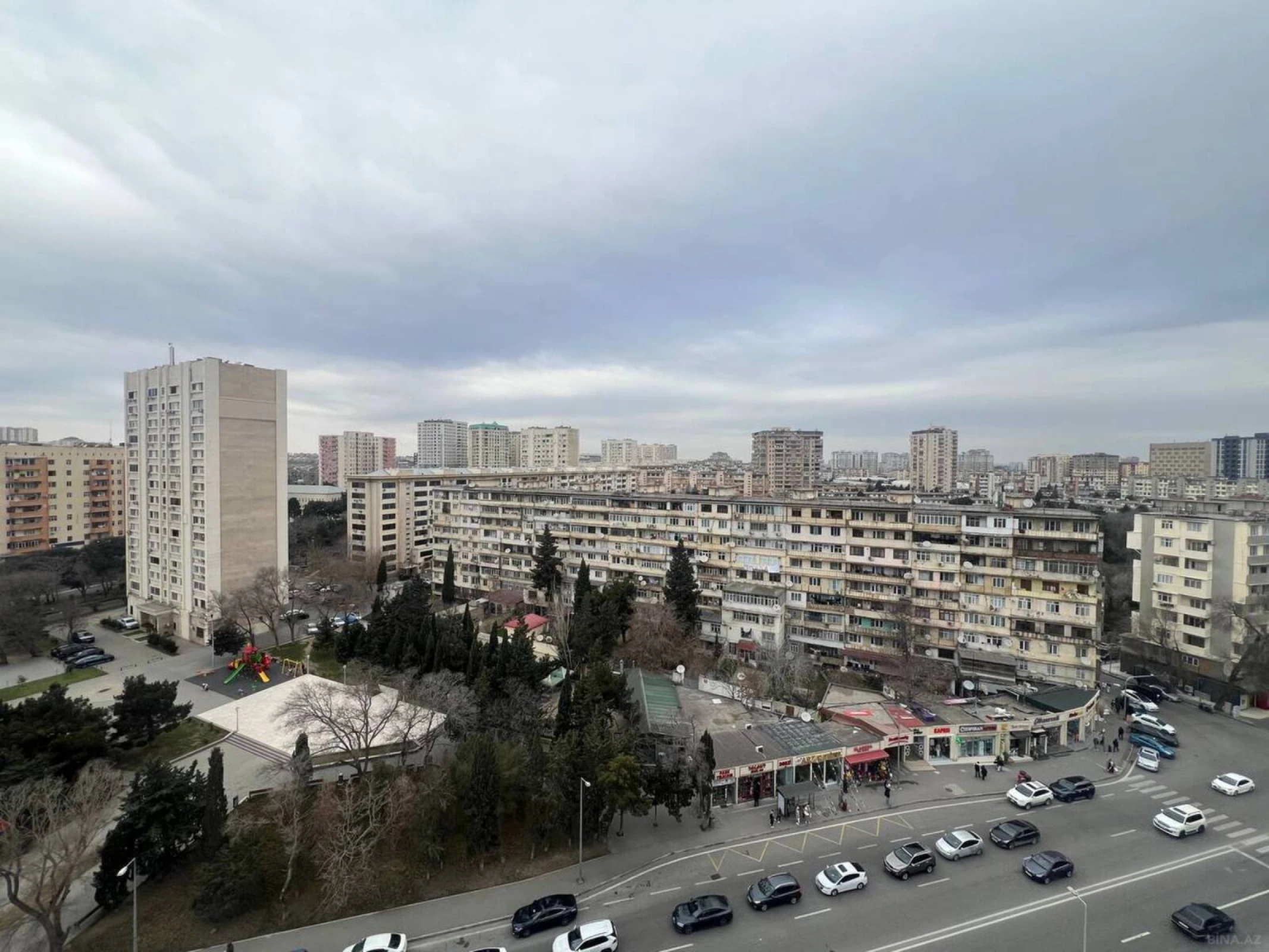 Satılır 3 otaqlı mənzil 135 m²