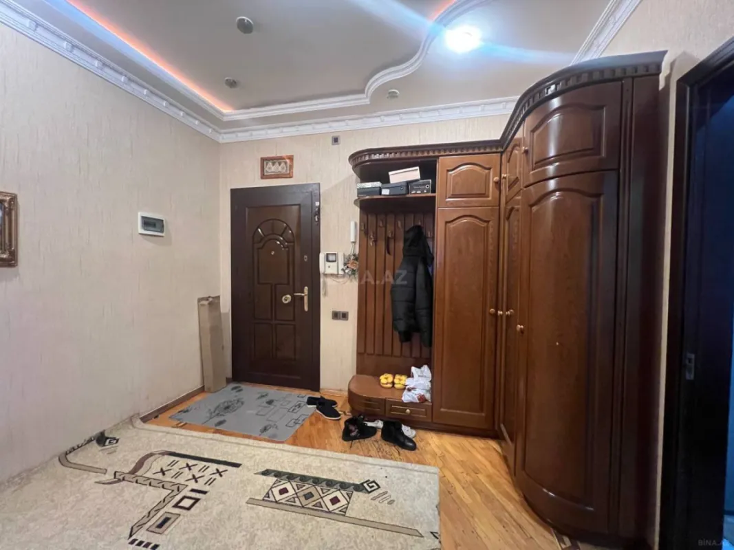 Satılır 3 otaqlı mənzil 135 m²