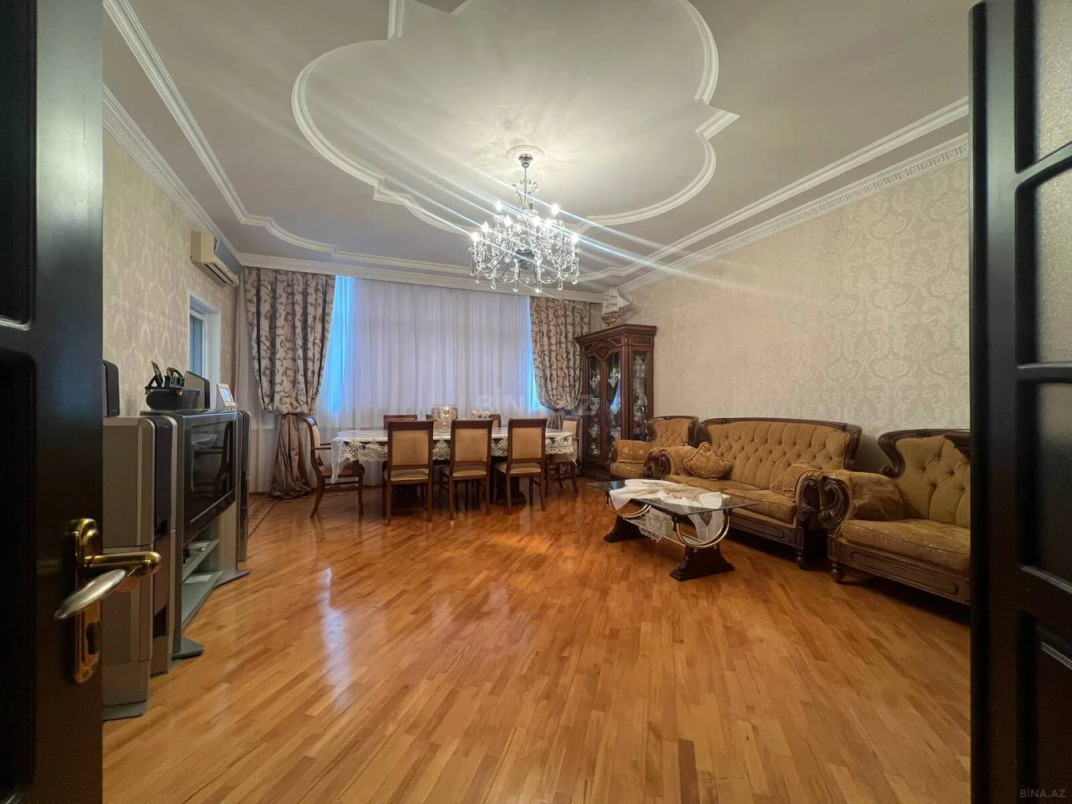 Satılır 3 otaqlı mənzil 135 m²