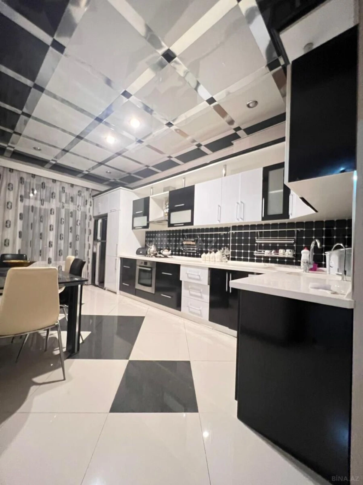 Kirayə verilir 3 otaqlı mənzil 140 m²