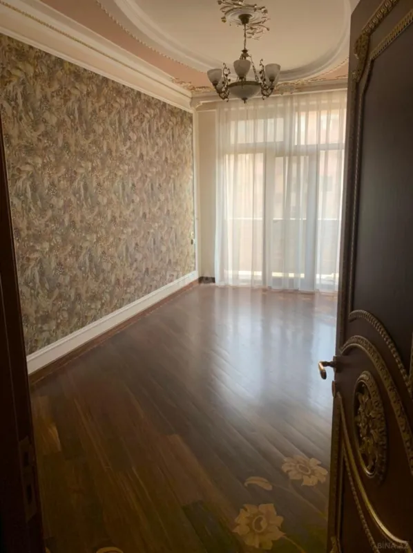 Satılır 6 otaqlı mənzil 400 m²