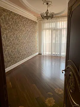Satılır 6 otaqlı mənzil 400 m²