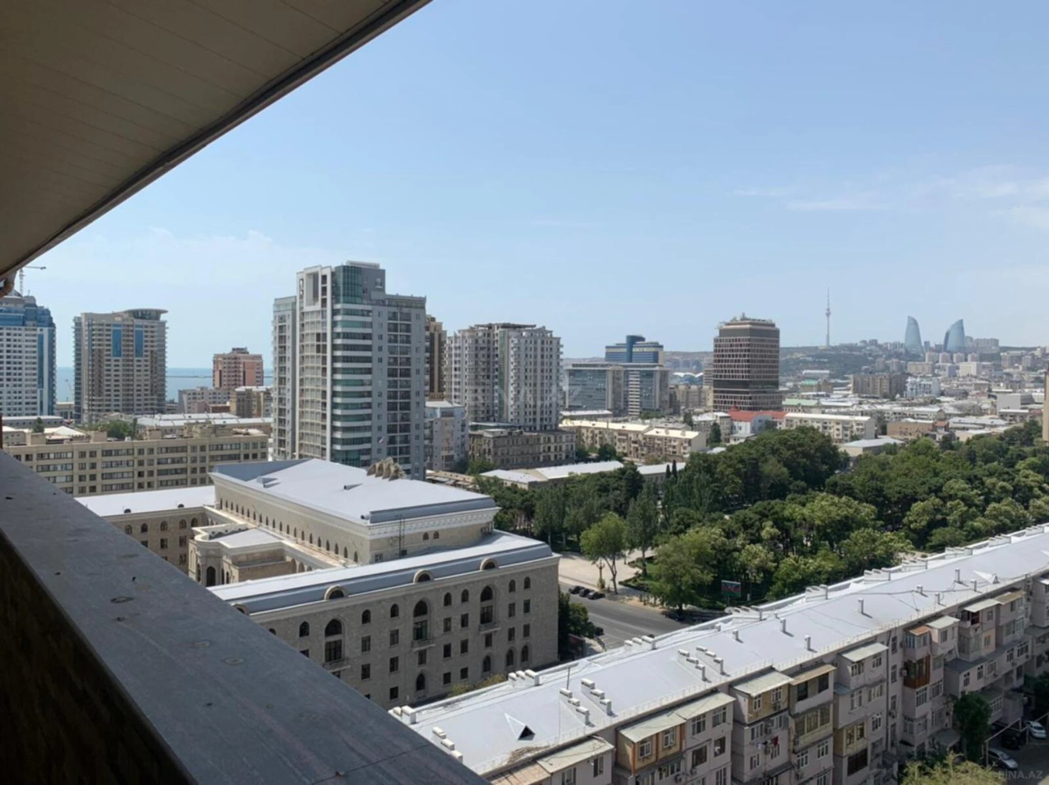 Satılır 6 otaqlı mənzil 400 m²